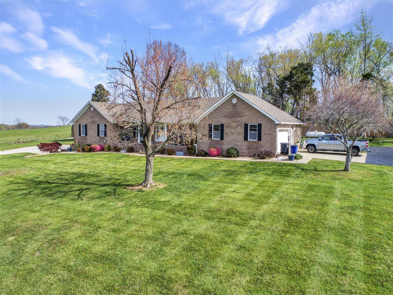 Glasgow, Kentucky 42141, United States, 5 Bedrooms Bedrooms, ,3 BathroomsBathrooms,Residential,Pending,107890