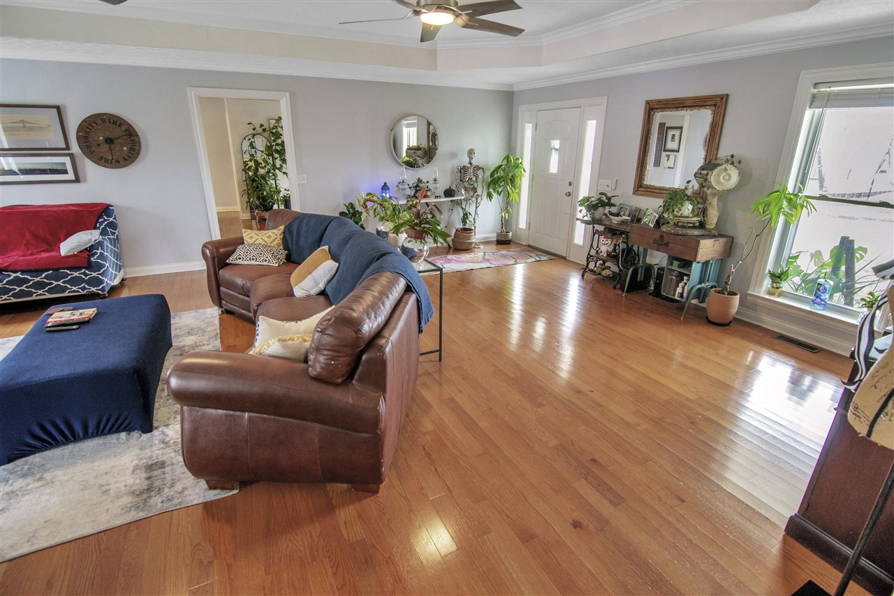 Glasgow, Kentucky 42141, United States, 5 Bedrooms Bedrooms, ,3 BathroomsBathrooms,Residential,Pending,107890