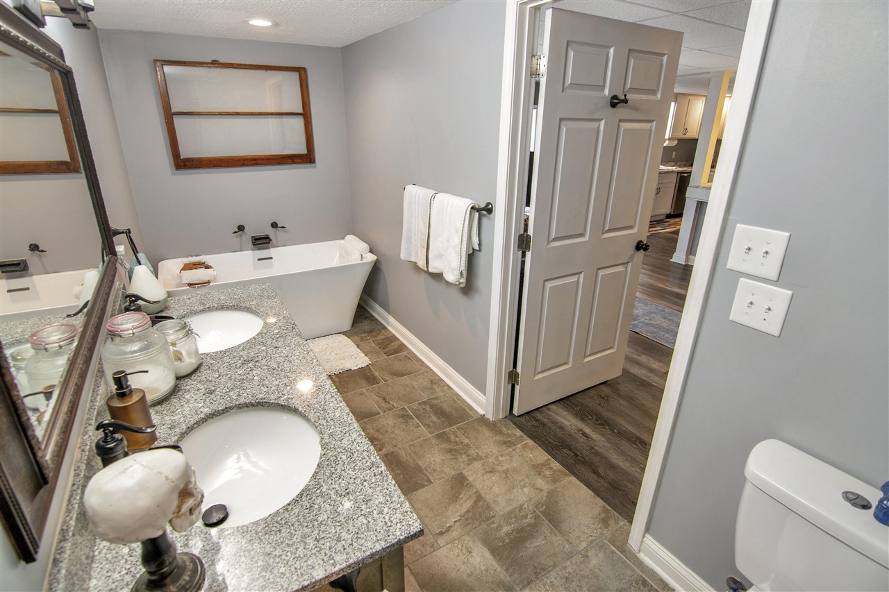 Glasgow, Kentucky 42141, United States, 5 Bedrooms Bedrooms, ,3 BathroomsBathrooms,Residential,Pending,107890