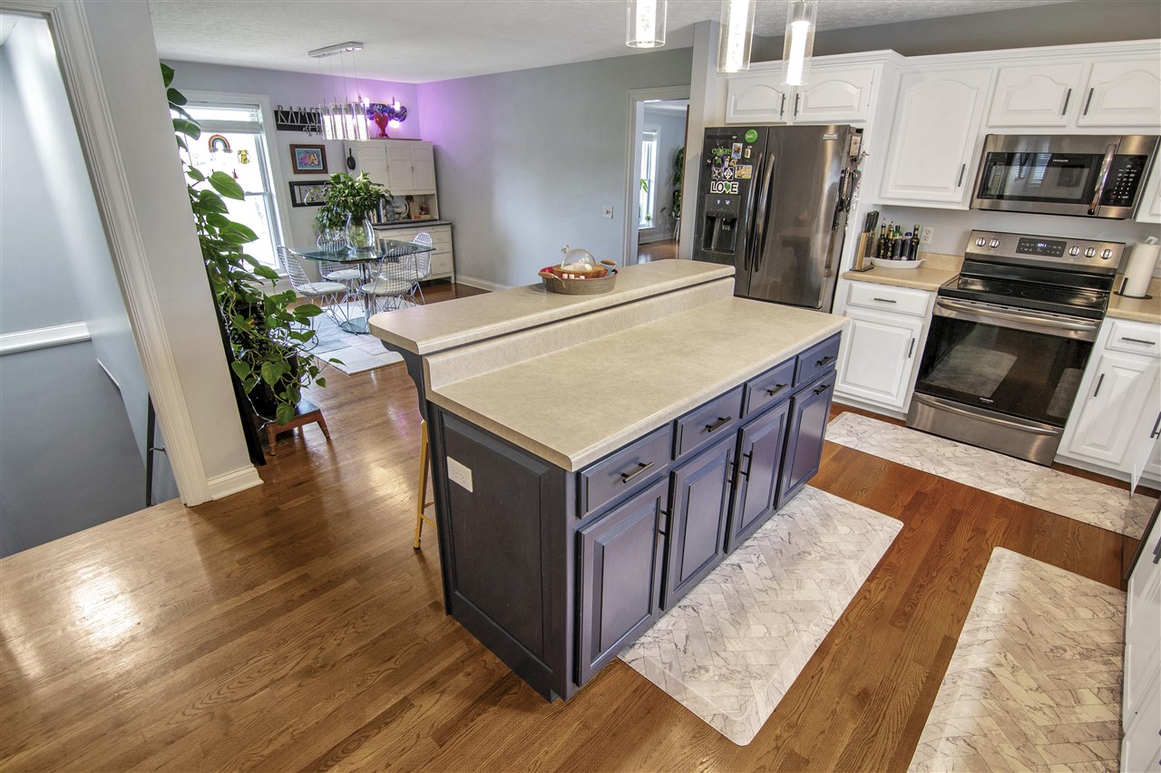 Glasgow, Kentucky 42141, United States, 5 Bedrooms Bedrooms, ,3 BathroomsBathrooms,Residential,Pending,107890