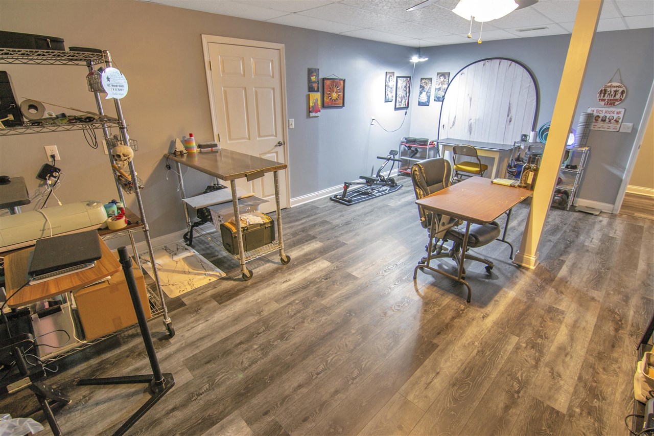 Glasgow, Kentucky 42141, United States, 5 Bedrooms Bedrooms, ,3 BathroomsBathrooms,Residential,Pending,107890