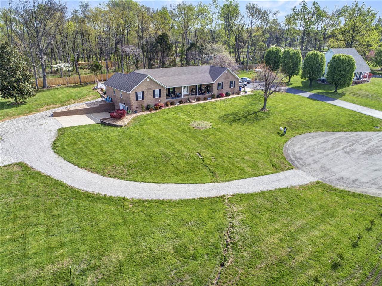 Glasgow, Kentucky 42141, United States, 5 Bedrooms Bedrooms, ,3 BathroomsBathrooms,Residential,Pending,107890