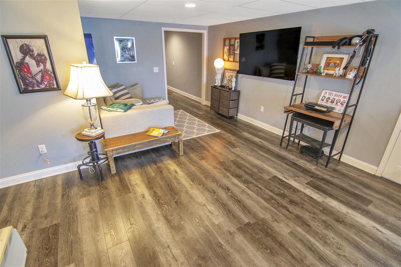 Glasgow, Kentucky 42141, United States, 5 Bedrooms Bedrooms, ,3 BathroomsBathrooms,Residential,Pending,107890