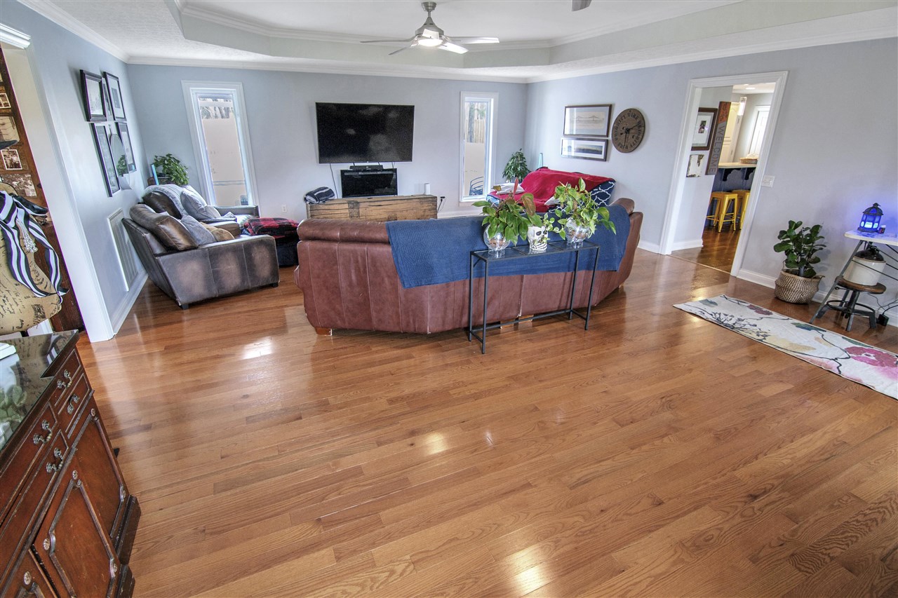 Glasgow, Kentucky 42141, United States, 5 Bedrooms Bedrooms, ,3 BathroomsBathrooms,Residential,Pending,107890