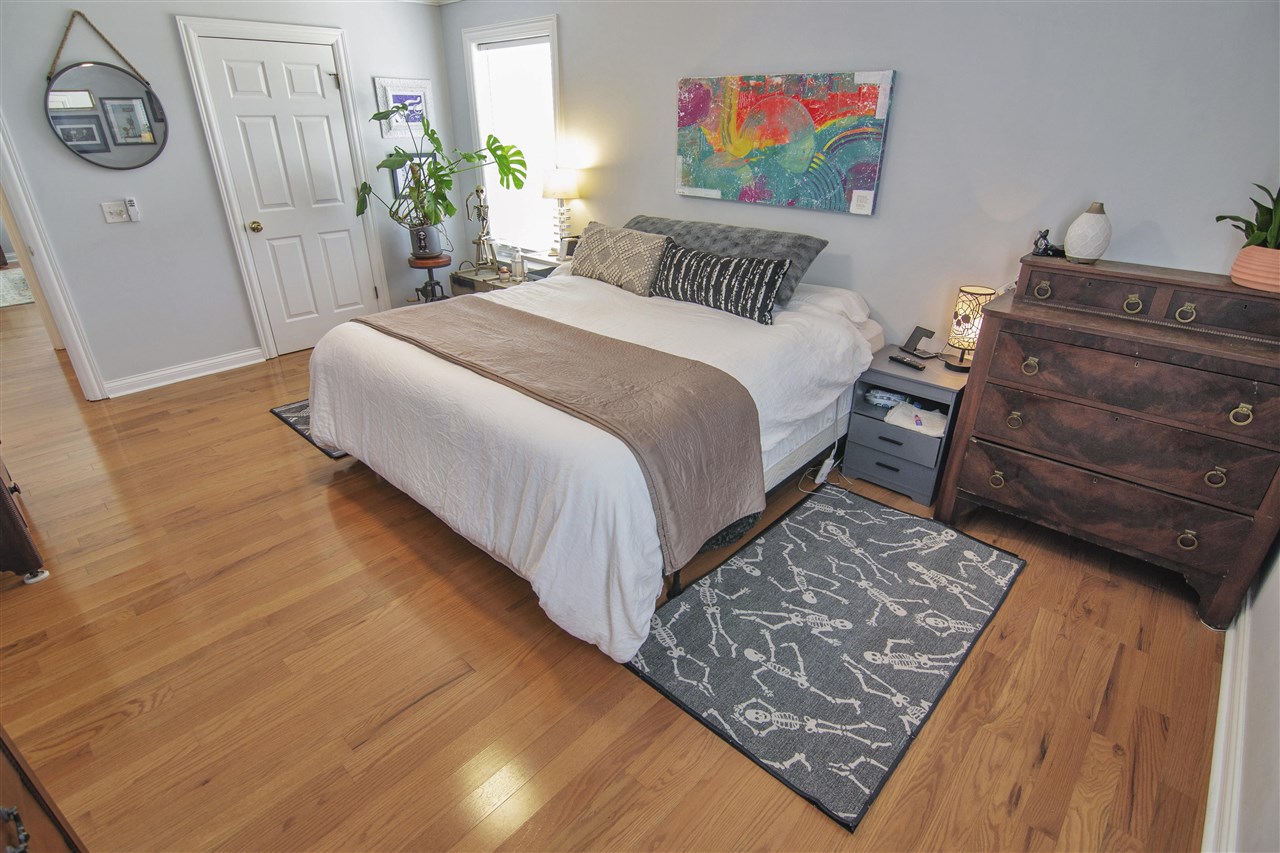 Glasgow, Kentucky 42141, United States, 5 Bedrooms Bedrooms, ,3 BathroomsBathrooms,Residential,Pending,107890