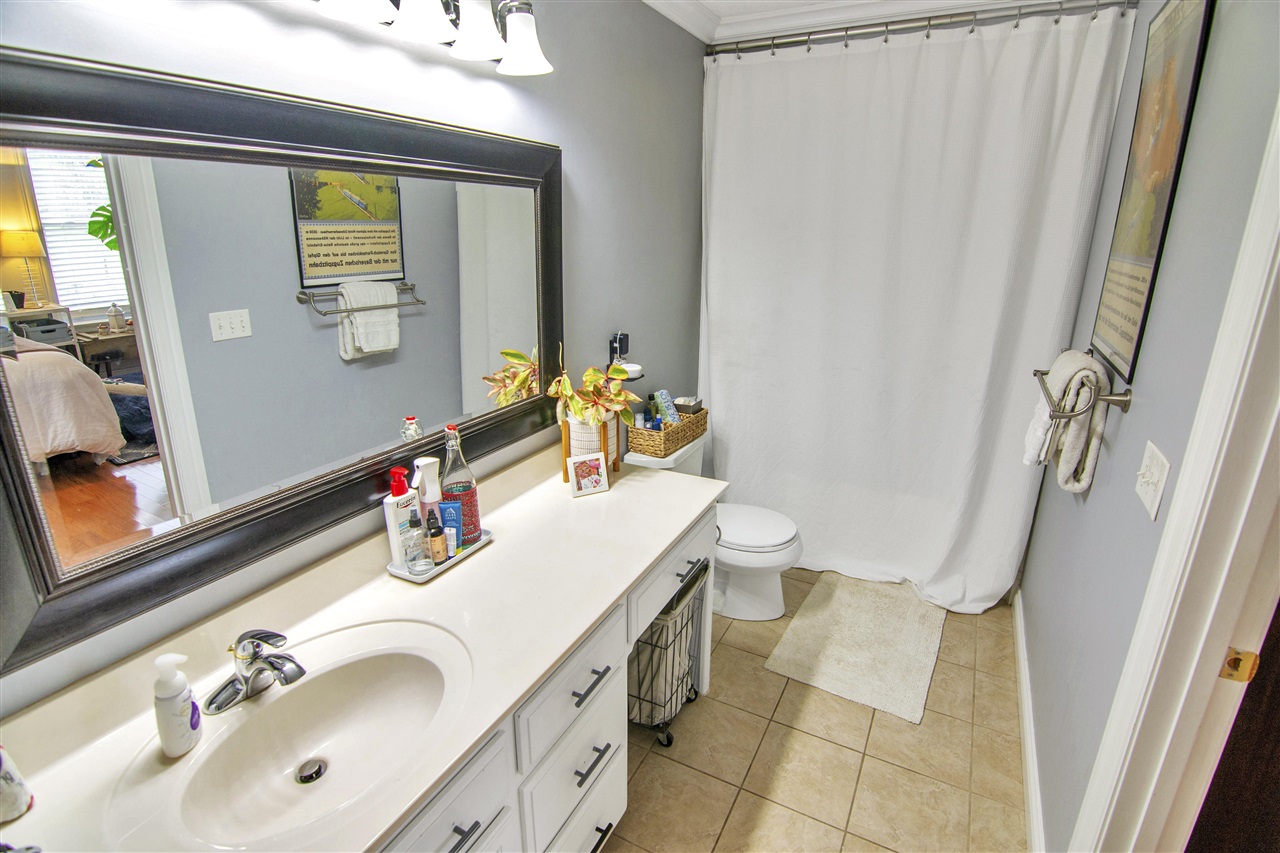 Glasgow, Kentucky 42141, United States, 5 Bedrooms Bedrooms, ,3 BathroomsBathrooms,Residential,Pending,107890