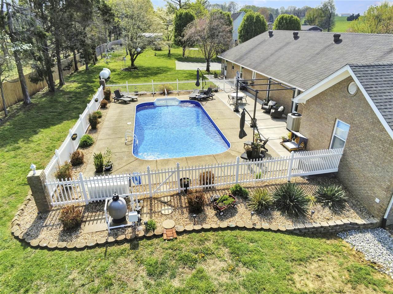 Glasgow, Kentucky 42141, United States, 5 Bedrooms Bedrooms, ,3 BathroomsBathrooms,Residential,Pending,107890