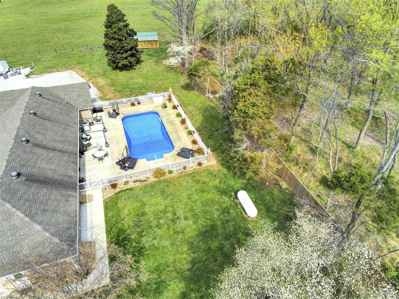 Glasgow, Kentucky 42141, United States, 5 Bedrooms Bedrooms, ,3 BathroomsBathrooms,Residential,Pending,107890