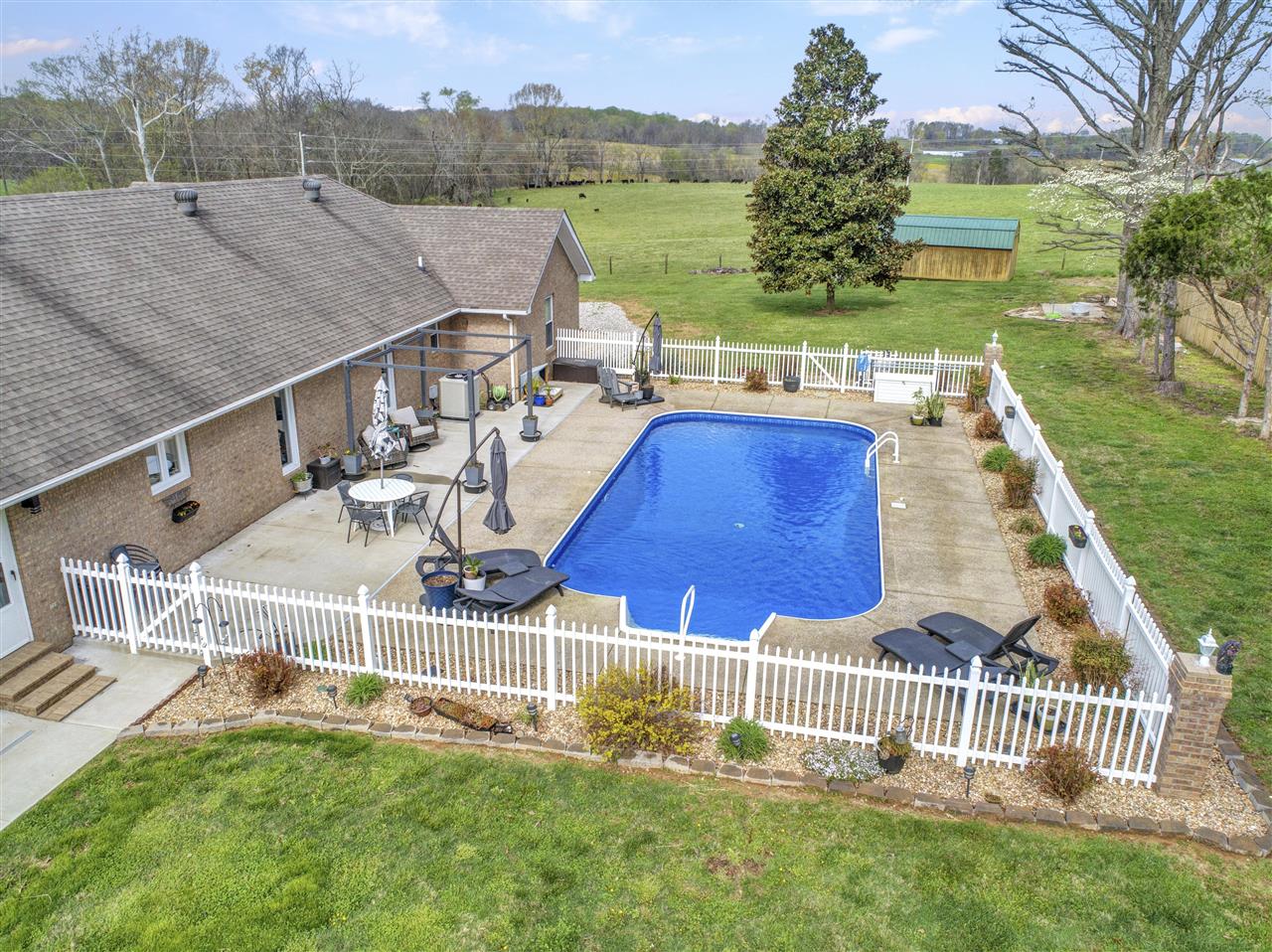 Glasgow, Kentucky 42141, United States, 5 Bedrooms Bedrooms, ,3 BathroomsBathrooms,Residential,Pending,107890