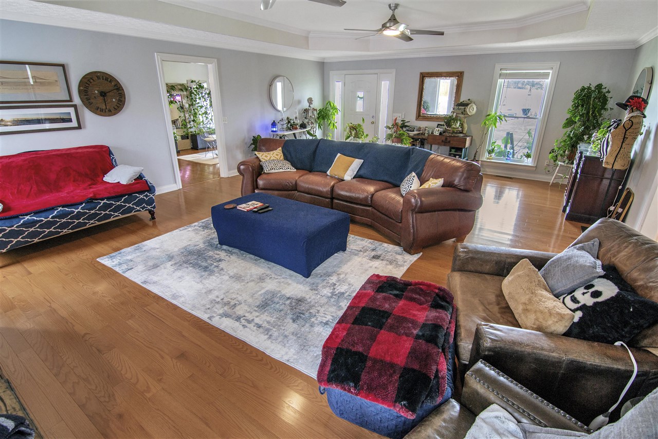 Glasgow, Kentucky 42141, United States, 5 Bedrooms Bedrooms, ,3 BathroomsBathrooms,Residential,Pending,107890