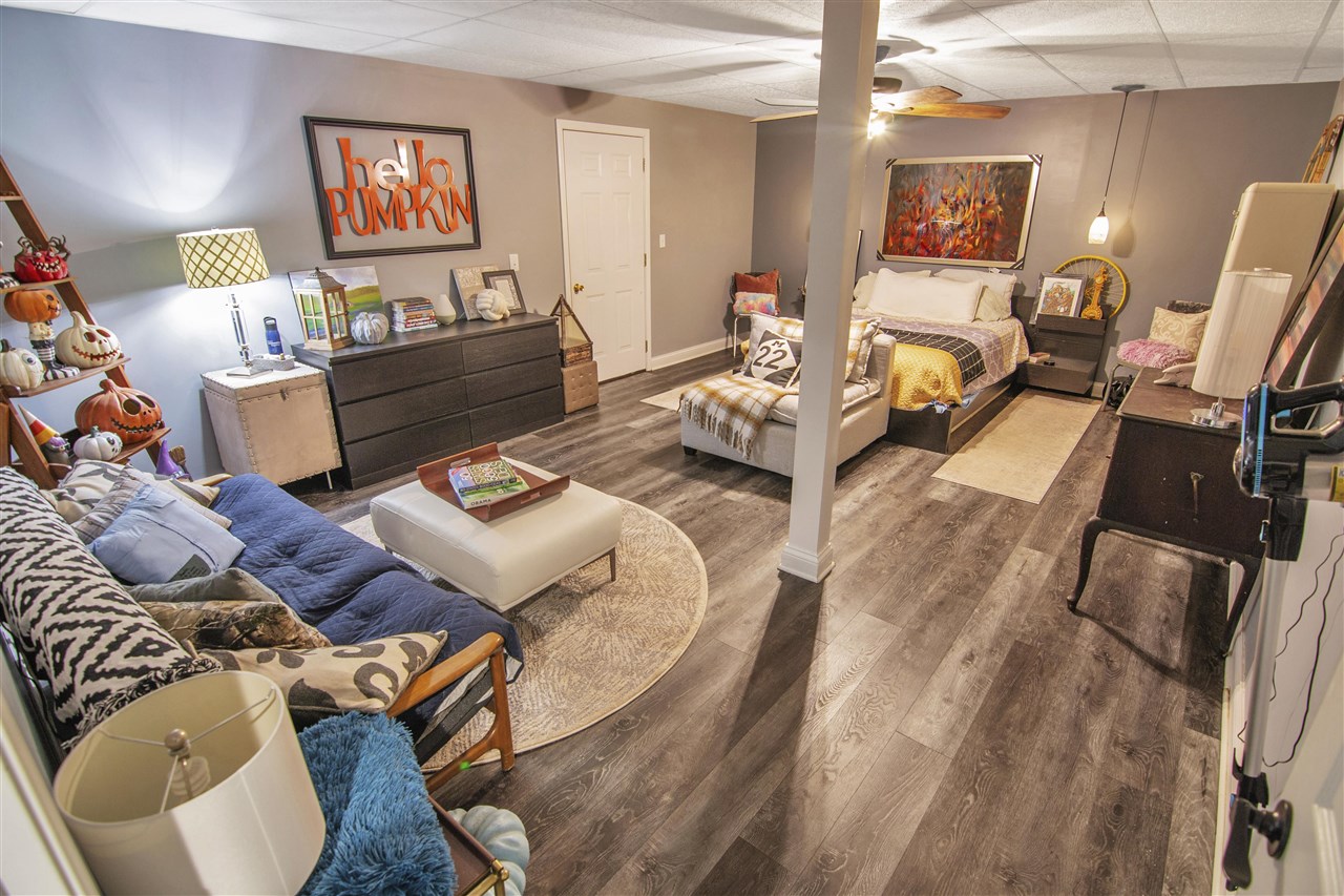 Glasgow, Kentucky 42141, United States, 5 Bedrooms Bedrooms, ,3 BathroomsBathrooms,Residential,Pending,107890