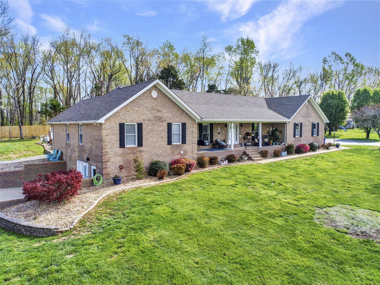 Glasgow, Kentucky 42141, United States, 5 Bedrooms Bedrooms, ,3 BathroomsBathrooms,Residential,Pending,107890