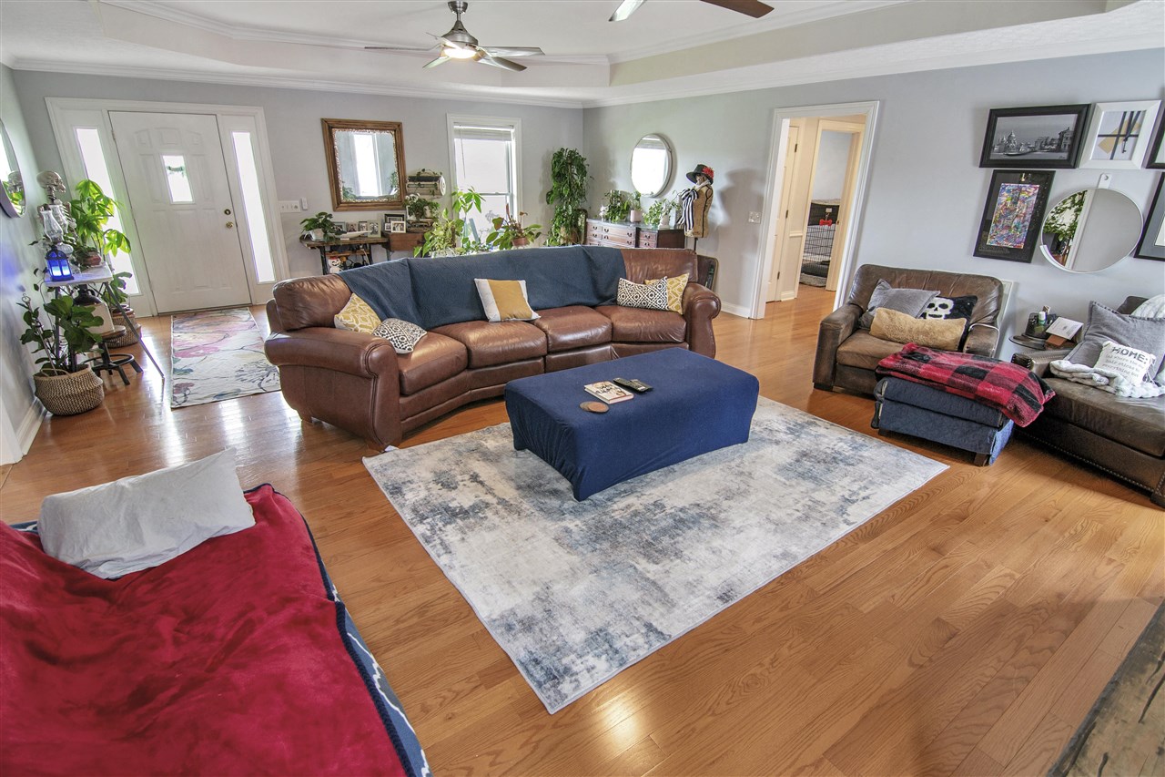 Glasgow, Kentucky 42141, United States, 5 Bedrooms Bedrooms, ,3 BathroomsBathrooms,Residential,Pending,107890