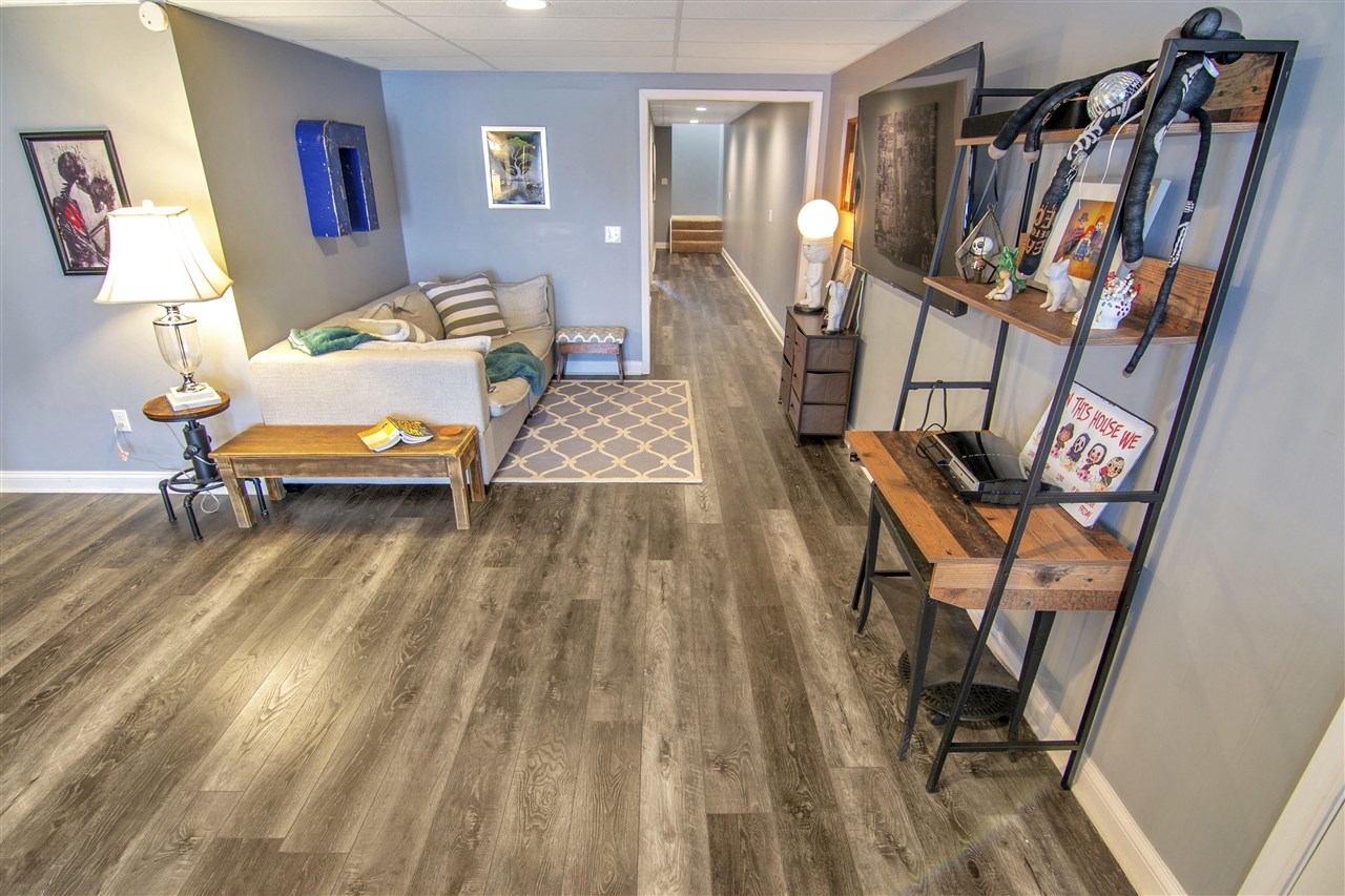 Glasgow, Kentucky 42141, United States, 5 Bedrooms Bedrooms, ,3 BathroomsBathrooms,Residential,Pending,107890