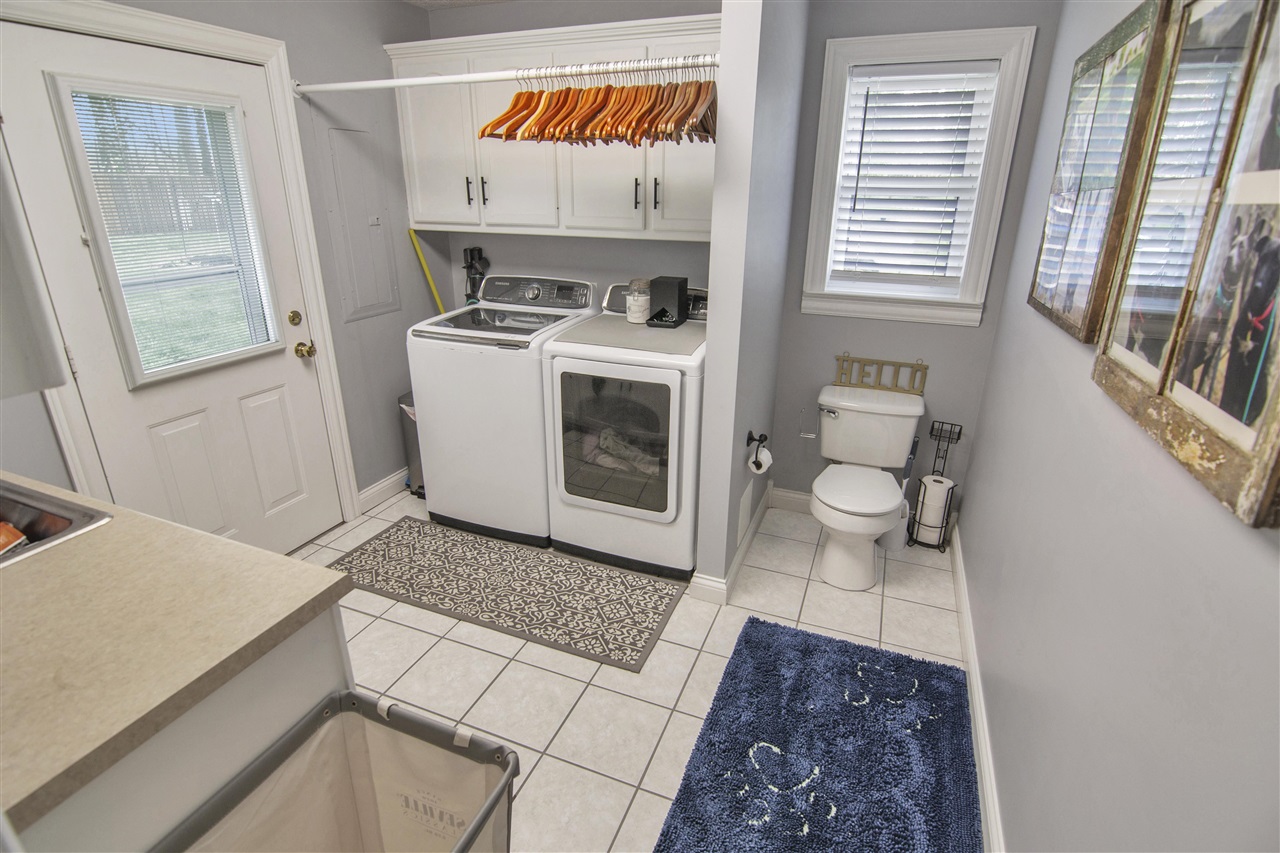 Glasgow, Kentucky 42141, United States, 5 Bedrooms Bedrooms, ,3 BathroomsBathrooms,Residential,Pending,107890