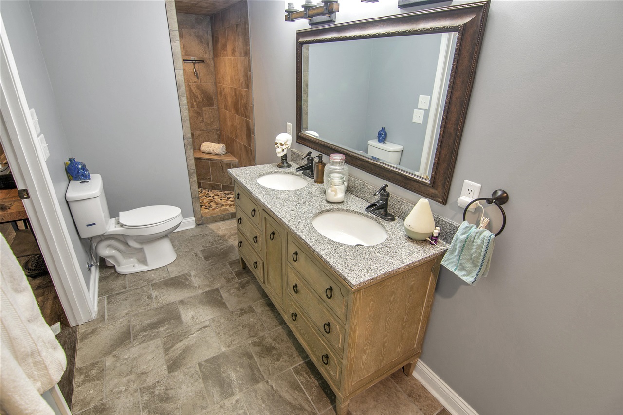 Glasgow, Kentucky 42141, United States, 5 Bedrooms Bedrooms, ,3 BathroomsBathrooms,Residential,Pending,107890