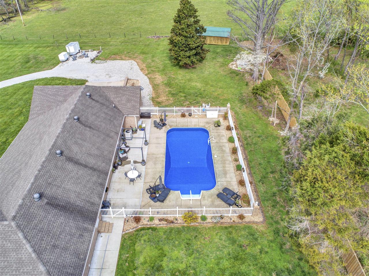 Glasgow, Kentucky 42141, United States, 5 Bedrooms Bedrooms, ,3 BathroomsBathrooms,Residential,Pending,107890