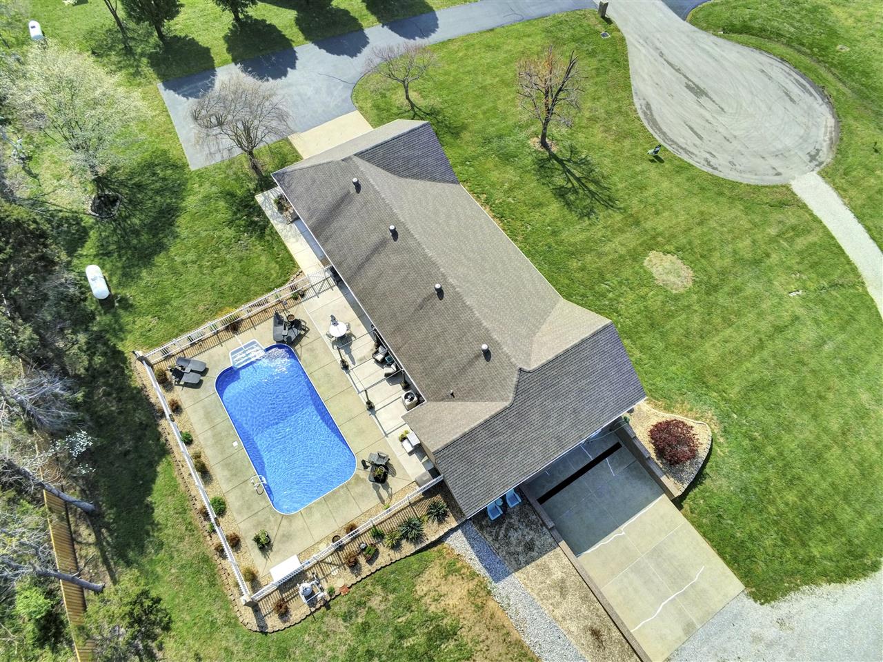 Glasgow, Kentucky 42141, United States, 5 Bedrooms Bedrooms, ,3 BathroomsBathrooms,Residential,Pending,107890