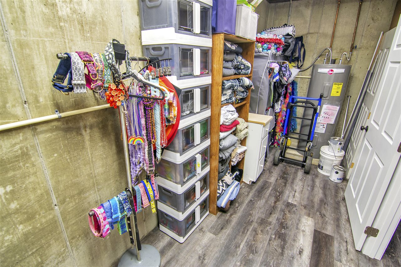 Glasgow, Kentucky 42141, United States, 5 Bedrooms Bedrooms, ,3 BathroomsBathrooms,Residential,Pending,107890