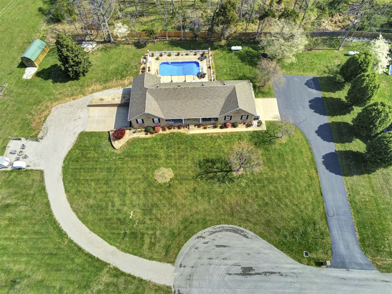 Glasgow, Kentucky 42141, United States, 5 Bedrooms Bedrooms, ,3 BathroomsBathrooms,Residential,Pending,107890