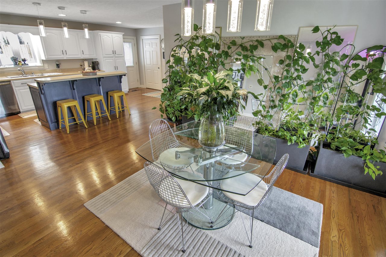 Glasgow, Kentucky 42141, United States, 5 Bedrooms Bedrooms, ,3 BathroomsBathrooms,Residential,Pending,107890