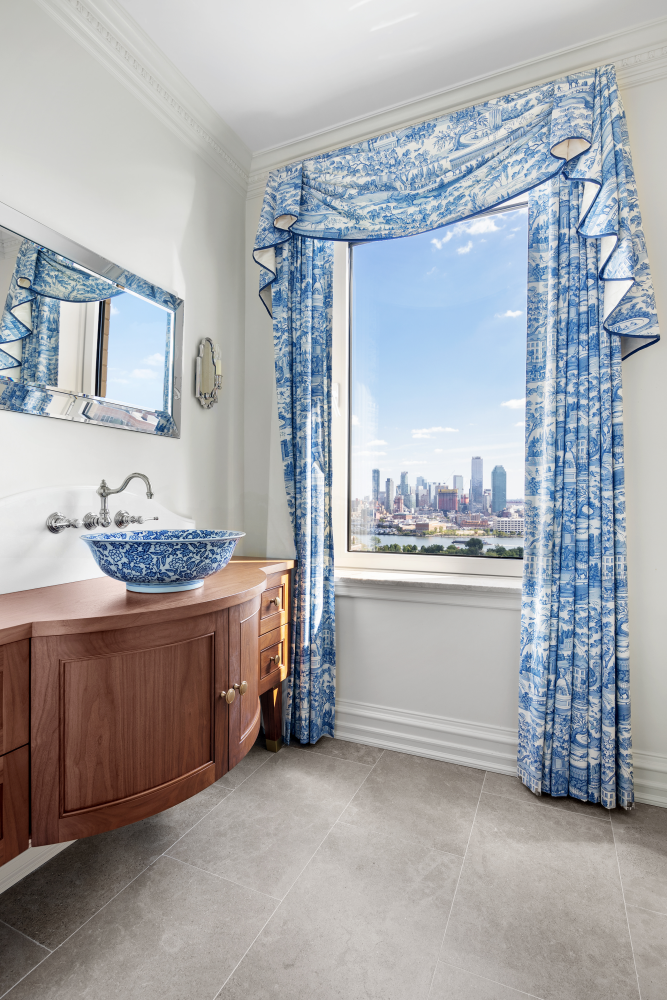 New York City, New York 10022, United States, 5 Bedrooms Bedrooms, ,5 BathroomsBathrooms,Residential,Pending,56671