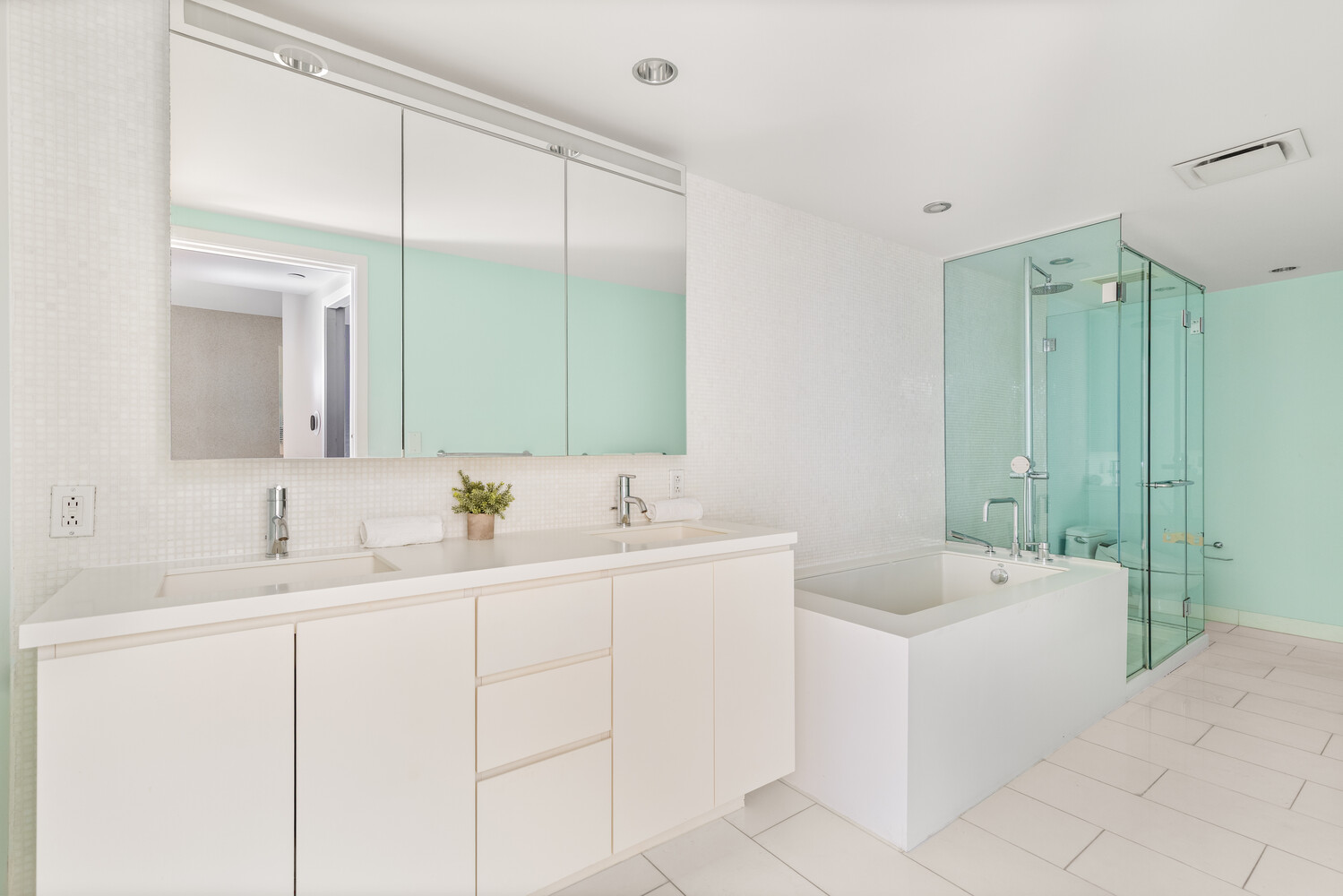 New York City, New York 10019, United States, 5 Bedrooms Bedrooms, ,4 BathroomsBathrooms,Residential,Active,235904