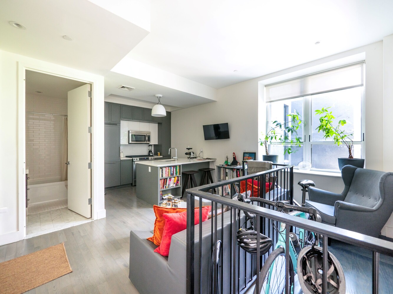 New York City, New York 10019, United States, 1 Bedroom Bedrooms, ,1 BathroomBathrooms,Residential,Active,211766