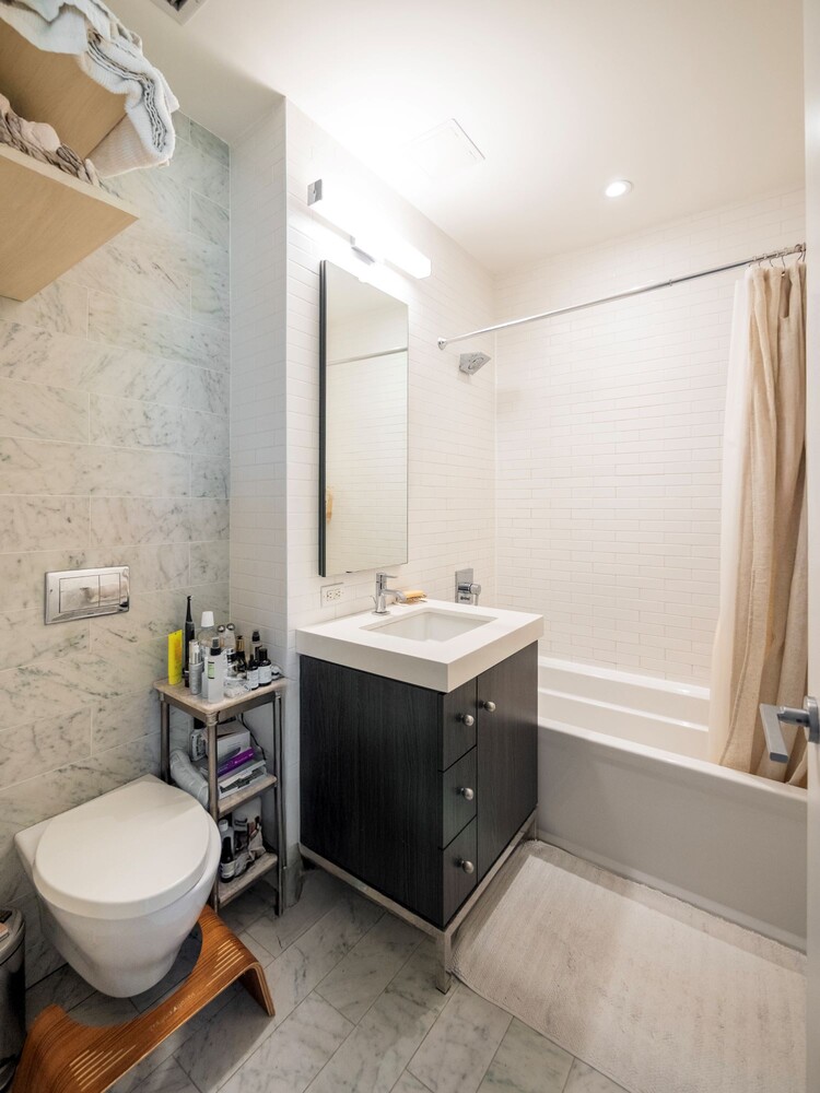 New York City, New York 10019, United States, 1 Bedroom Bedrooms, ,1 BathroomBathrooms,Residential,Active,211766