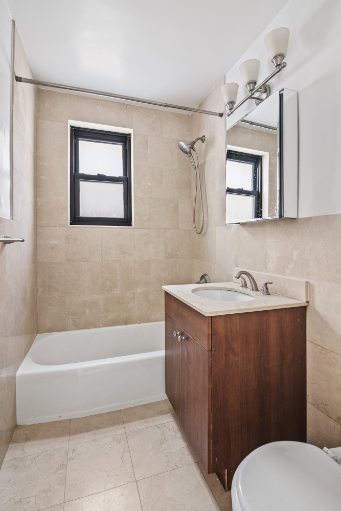 New York City, New York 10021, United States, 2 Bedrooms Bedrooms, ,2 BathroomsBathrooms,Residential,Pending,78982