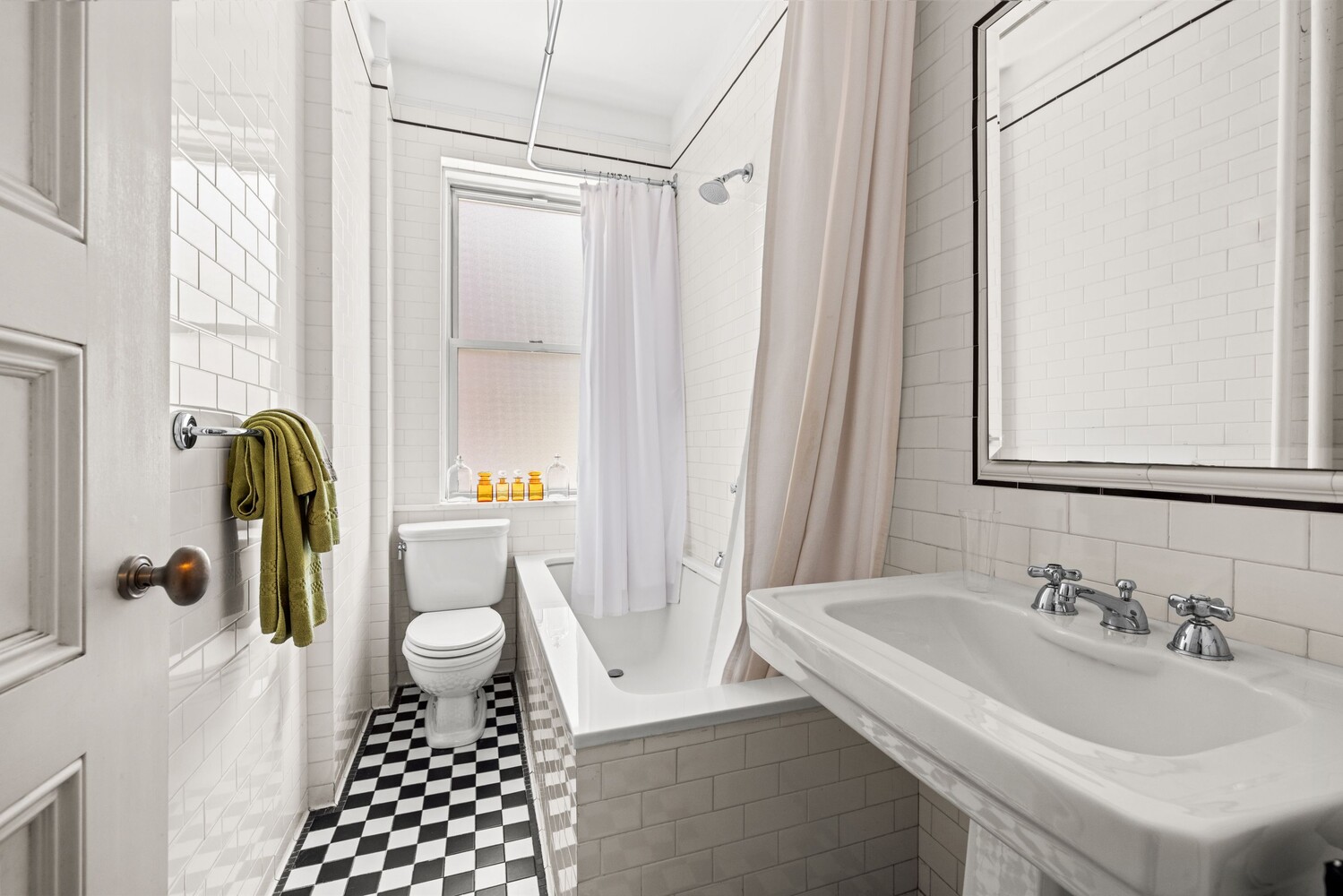 New York City, New York 10128, United States, 3 Bedrooms Bedrooms, ,2 BathroomsBathrooms,Residential,Active,210543