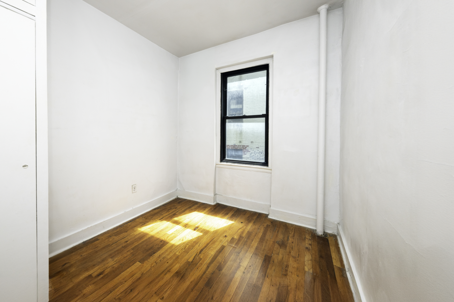 New York City, New York 11105, United States, 2 Bedrooms Bedrooms, ,1 BathroomBathrooms,Residential,Pending,79035