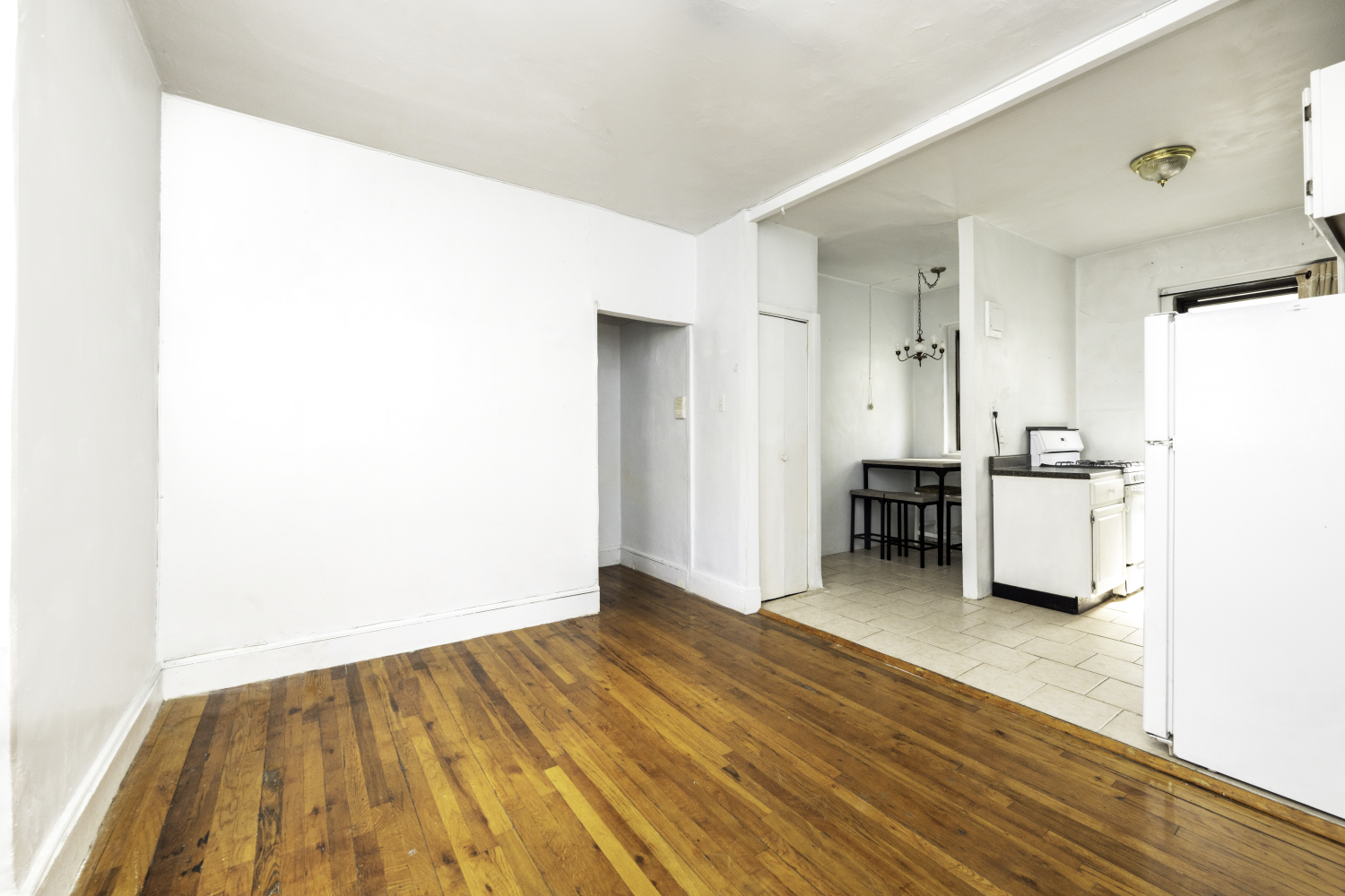 New York City, New York 11105, United States, 2 Bedrooms Bedrooms, ,1 BathroomBathrooms,Residential,Pending,79035