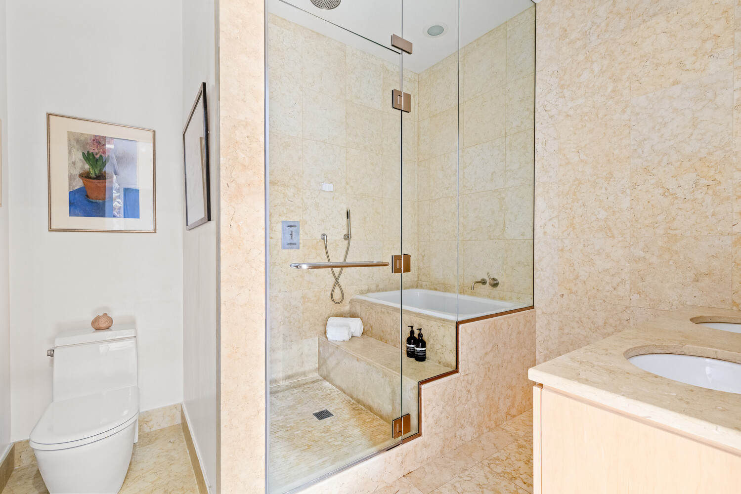 New York City, New York 10003, United States, 2 Bedrooms Bedrooms, ,2 BathroomsBathrooms,Residential,Active,249890