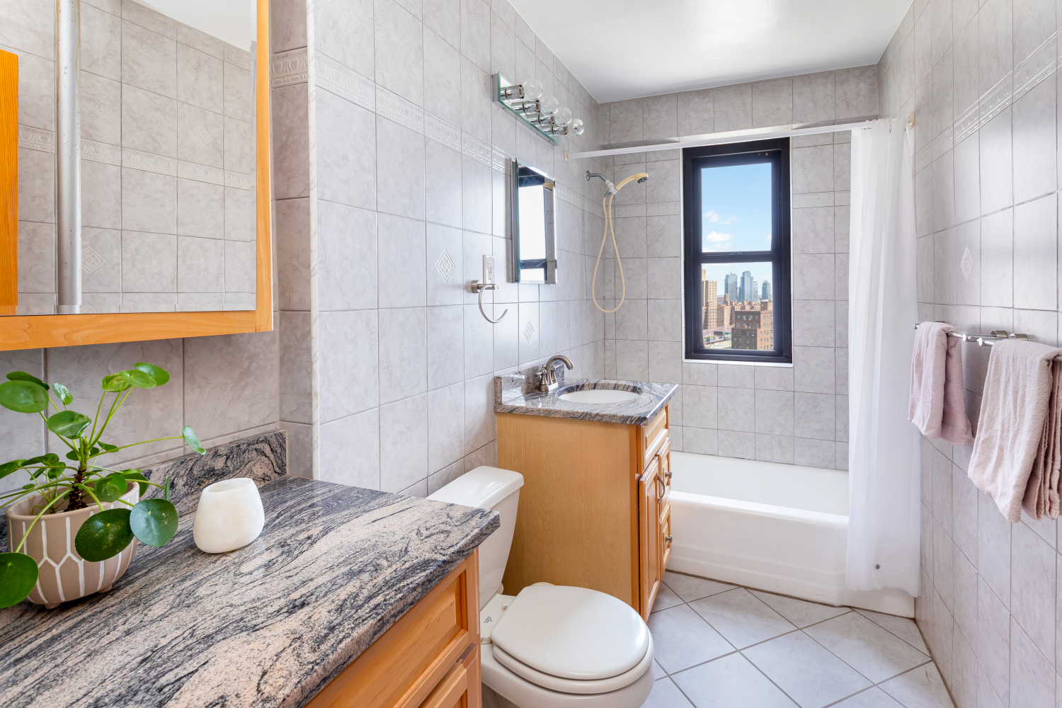 New York City, New York 10002, United States, 2 Bedrooms Bedrooms, ,2 BathroomsBathrooms,Residential,Pending,128609