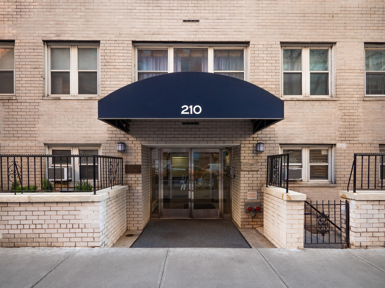 New York City, New York 10065, United States, 1 Bedroom Bedrooms, ,1 BathroomBathrooms,Residential,Pending,182396