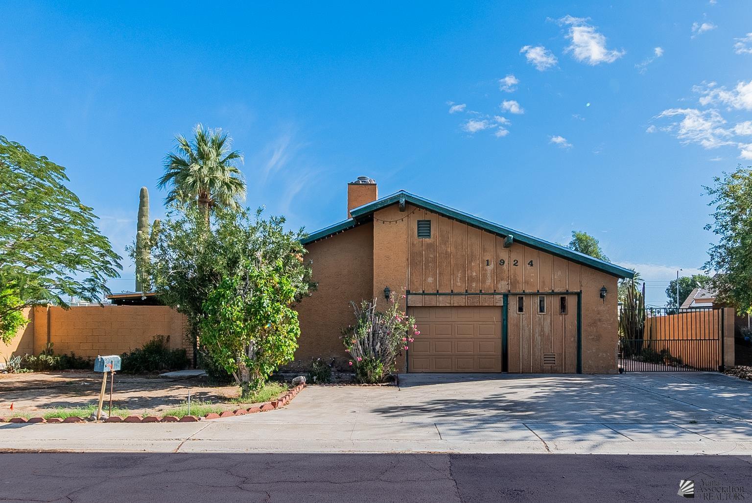 Photo 1 of 32 — 1924 E 26 Pl, Yuma, AZ 85365