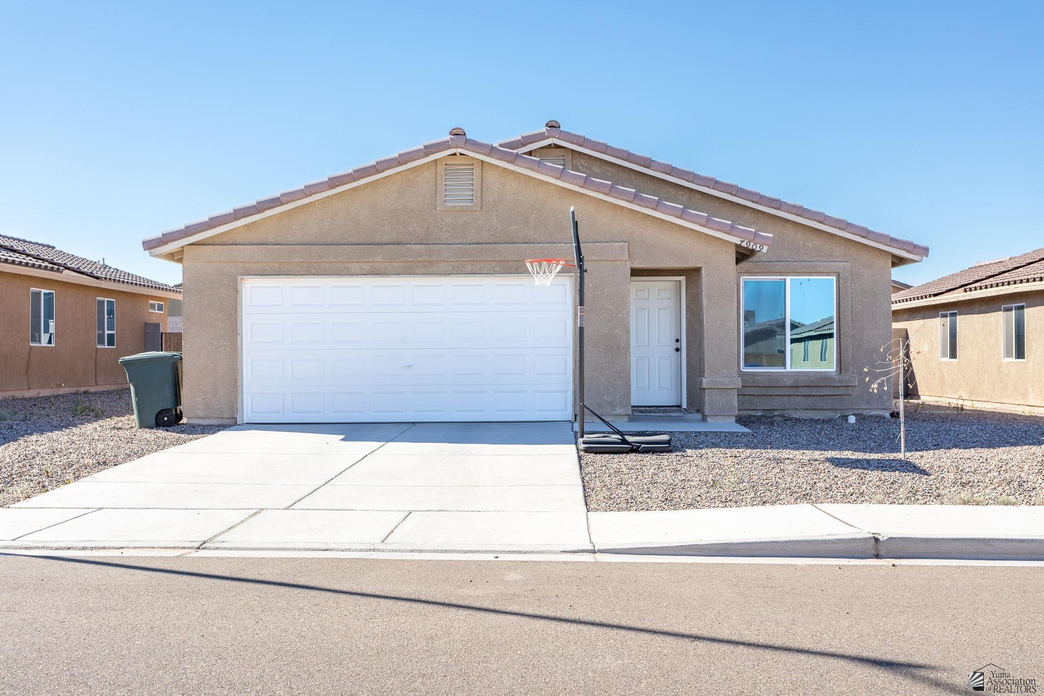 Photo 1 of 27 — 7909 E 45 Pl, Yuma, AZ 85365
