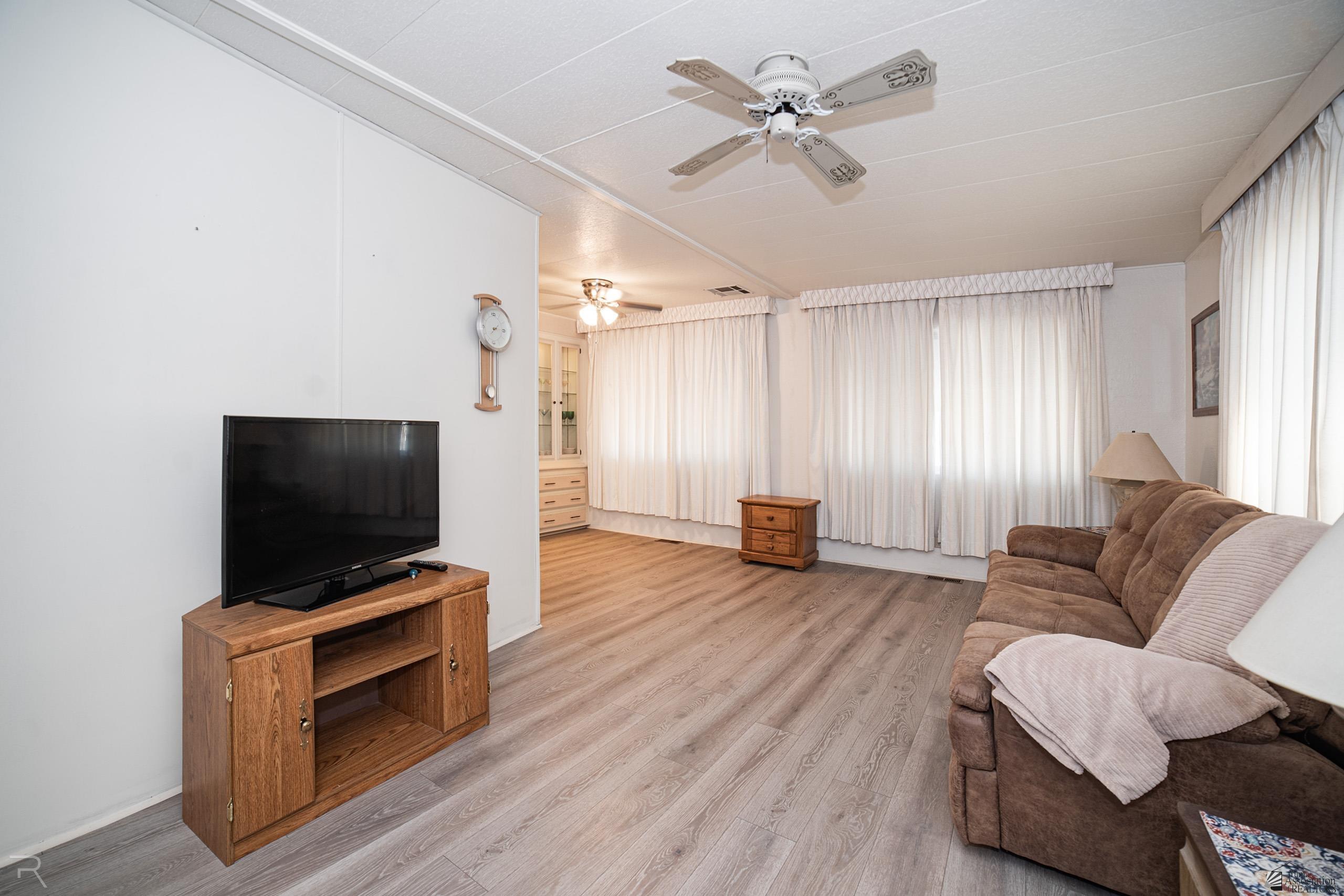 Photo 1 of 36 — 1076 S Myrtle Ave, Yuma, AZ 85364