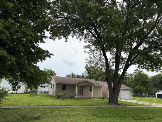 410 N HANOVER ST, MOWEAQUA, IL 62550 - Image 4e9a5b4433b6ae4060a210f71d8a143d/2403194641