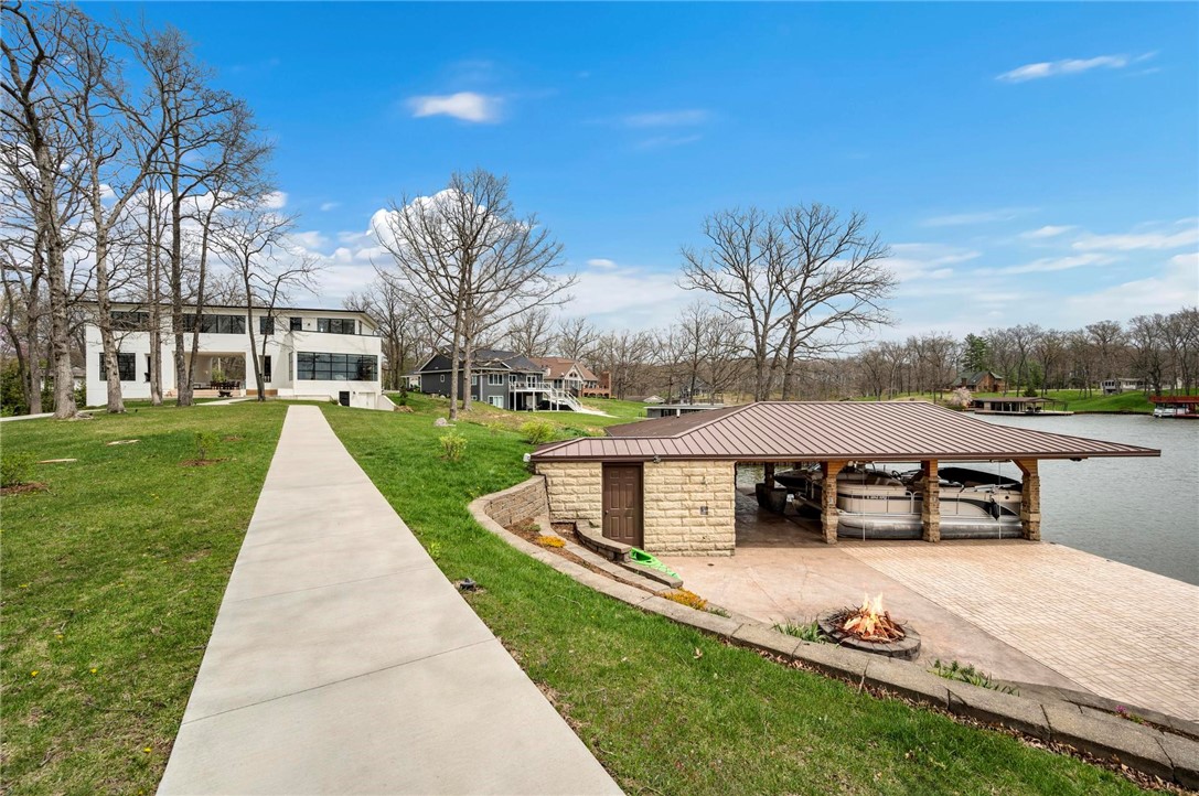 Effingham, Illinois, 62401, United States, 4 Bedrooms Bedrooms, ,4 BathroomsBathrooms,Residential,Active,2001083