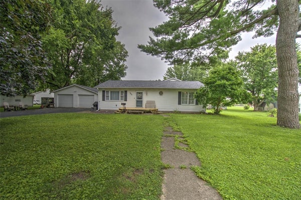 220 W MADISON ST, MOWEAQUA, IL 62550 - Image b4ee83fcf232f863470d45ae9cfeb31c/845244423