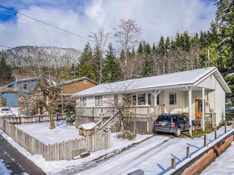 Photo of 926 Jackson Street, Ketchikan, AK 99901 (MLS # 260163)