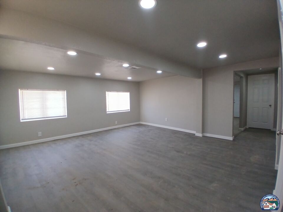 114 E 5th St - Photo 4