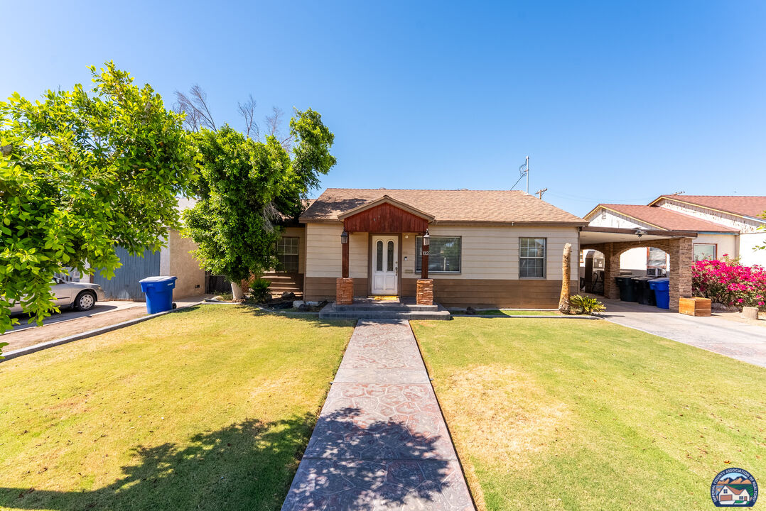 Photo 1 of 32 — 1012 Sandalwood Dr, El Centro, CA 92243