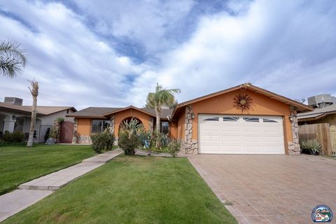 Photo of 817 Villa Grande St, Calexico, CA 92231 (MLS # 26661423IC)