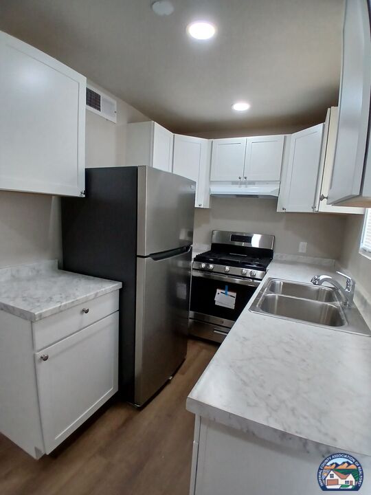 305  N Lake Ave 1 - Photo 4