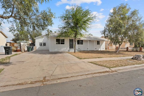 Photo of 1524 W Holt Ave, El Centro, CA 92243 (MLS # 26702957IC)