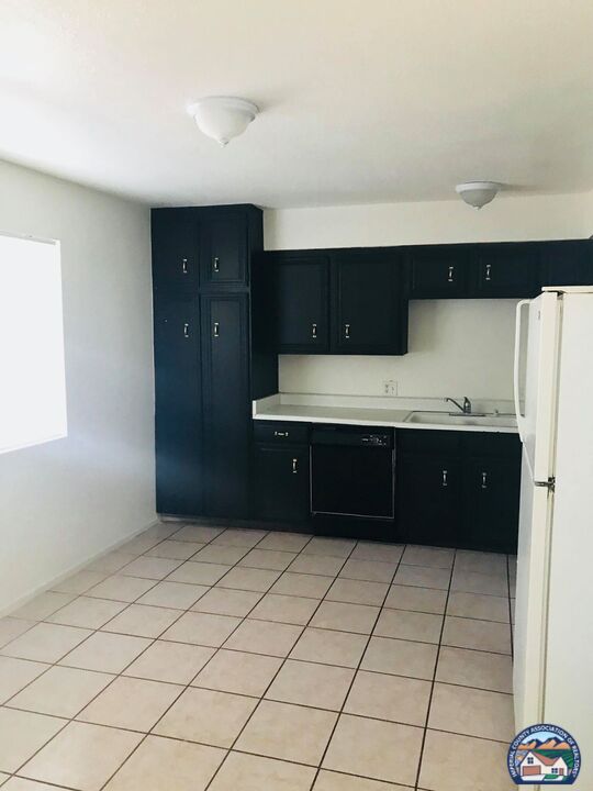 185  W D St Apt 2 - Photo 3