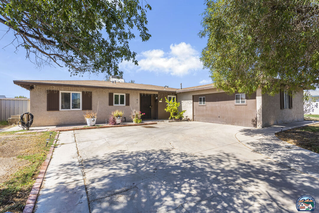 Photo 1 of 22 — 1729 Smoketree Dr, El Centro, CA 92243